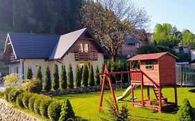 Domek nad stawem